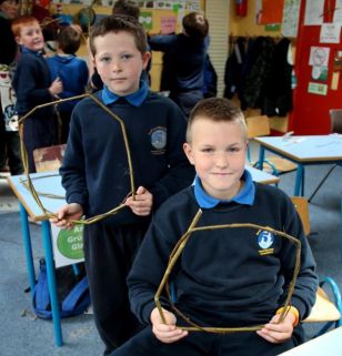 Lian Callaghan, weaver visits fourth class